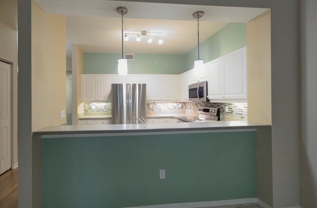 Building Photo - ANNUAL RENTAL – Spacious 3BR/2.5BA First-Floor Condo with Elevator Access in Charlotte Harbor