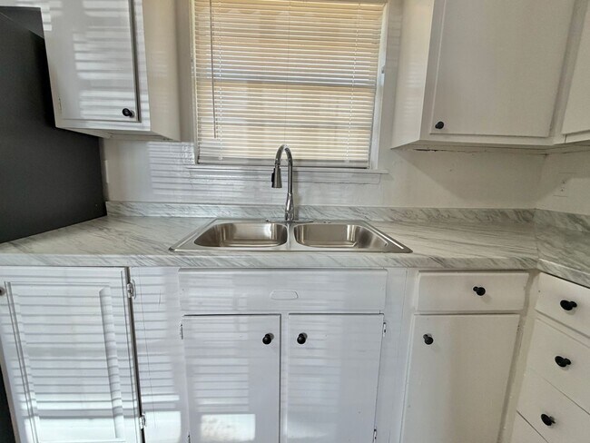 Foto del edificio - 3 bed Fresh inside!