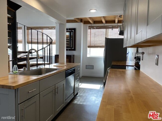 Foto del edificio - 1 br, 2 bath Condo - 100 S Venice Blvd Apt 14