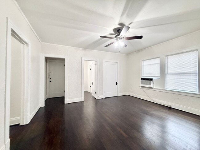 Foto del edificio - Unique Downstairs 1/1 w/ Hardwoods in Small 1920's Complex