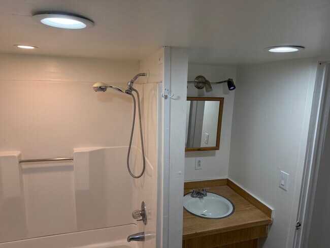 Baño completo - 193 E 1st St