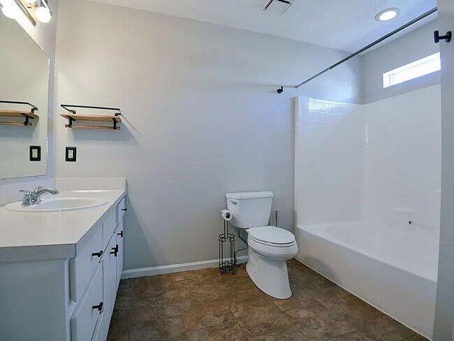 Foto del edificio - Comfort & Convenience Await in This 3 Bed, 2 Bath Farmingham Woods Home