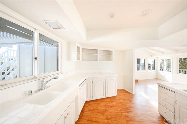 Building Photo - 544 De Anza Dr