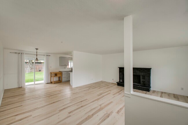 Building Photo - 984 E Ironside Dr