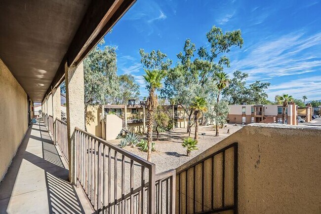 Foto del edificio - Spacious Upper-Level Retreat Minutes from TMC & St. Joseph’s