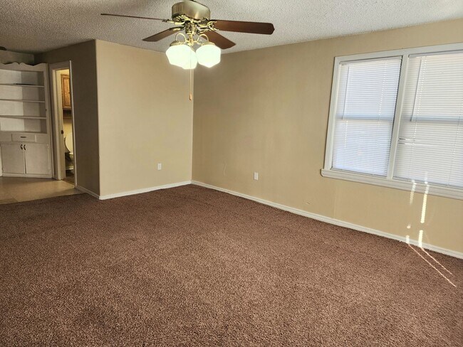 Foto del edificio - The Ideal Home for You and Your Pets: Available Now!