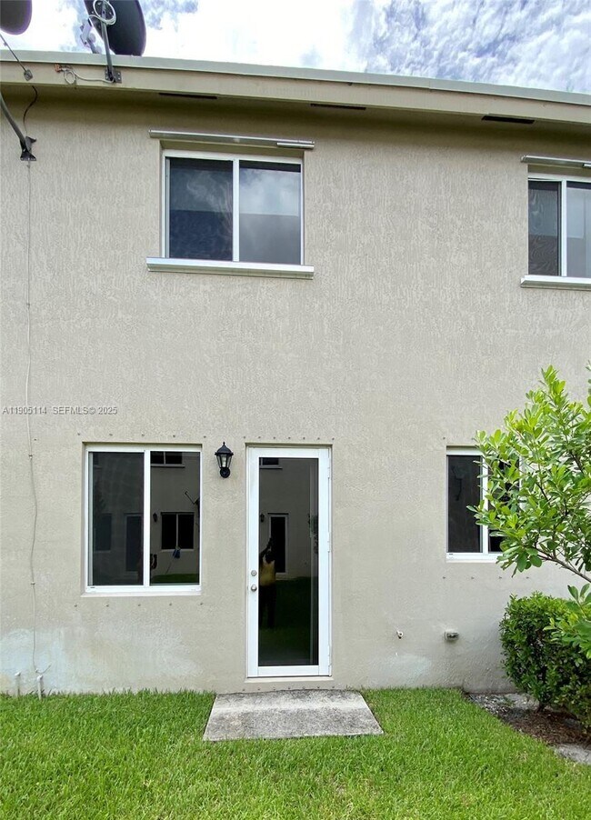 Foto del edificio - 21479 NW 14th Ct