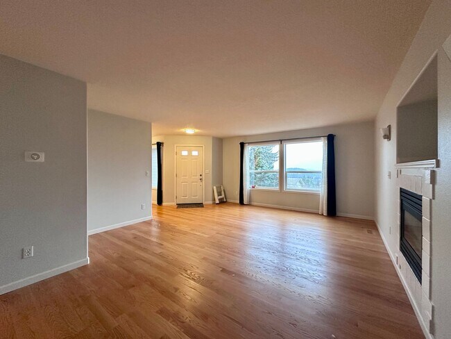 Foto del edificio - Charming Duplex 2 Bed 2 Bath w/ Single Car Garage and a Beautiful View in Portland!
