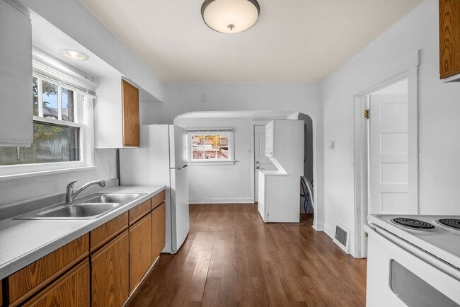 Building Photo - Charming Garland Area Home!