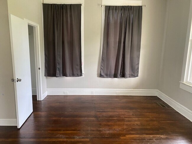 Foto del edificio - Three bedroom two bath house ready for a new resident