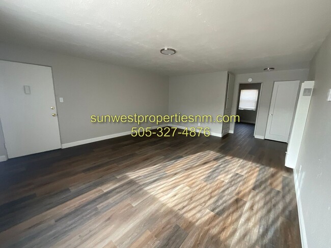 Building Photo - 2 Bed 1 Bath, Newly Remodeled House