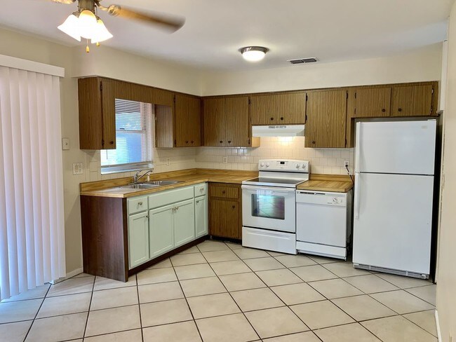 Building Photo - 4 bedroom with fenced yard