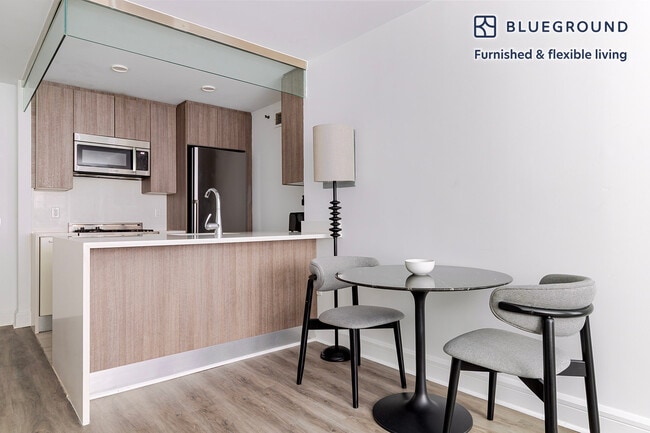 Foto del edificio - 311 W 50th St