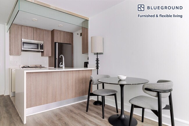 Foto del edificio - 311 W 50th St