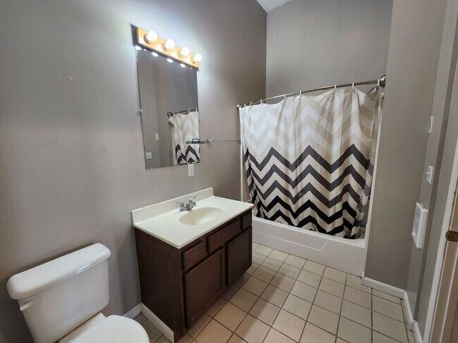 Foto del edificio - 1 Bedroom Upper Apartment Downtown Clinton