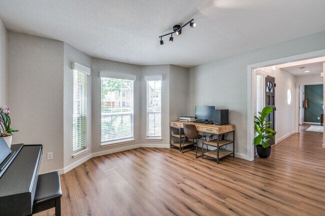 Foto del edificio - 825 Clearlake Dr