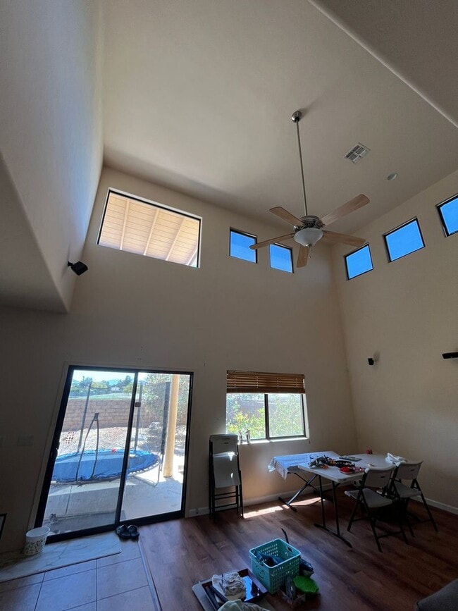 Building Photo - Large 4 bedroom home