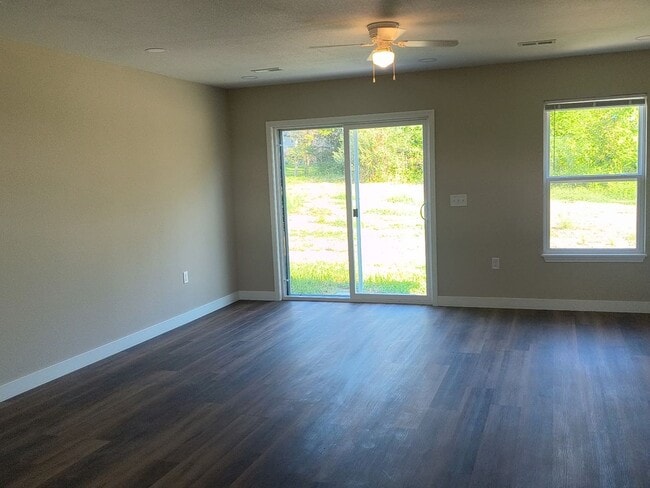 Building Photo - 207 Victory Ln