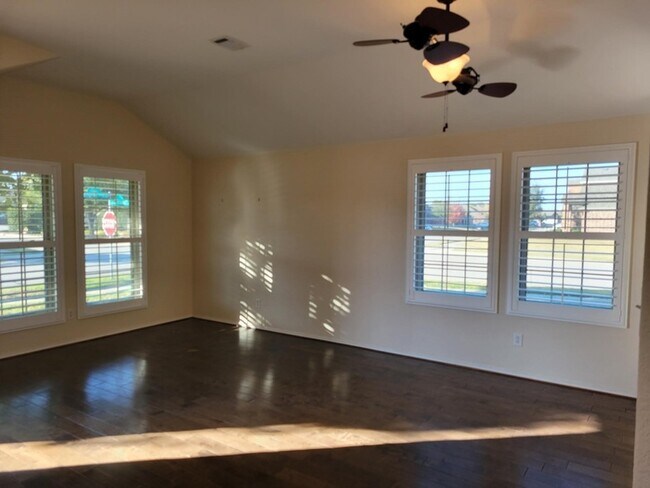 Building Photo - 1001 English Ivy Dr