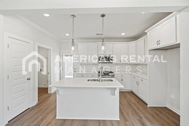 Building Photo - Sleek Design in Hillsboro Barimore!