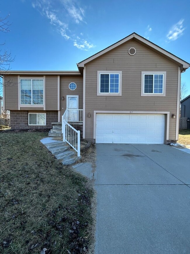 Building Photo - 817 Lake Vista Dr