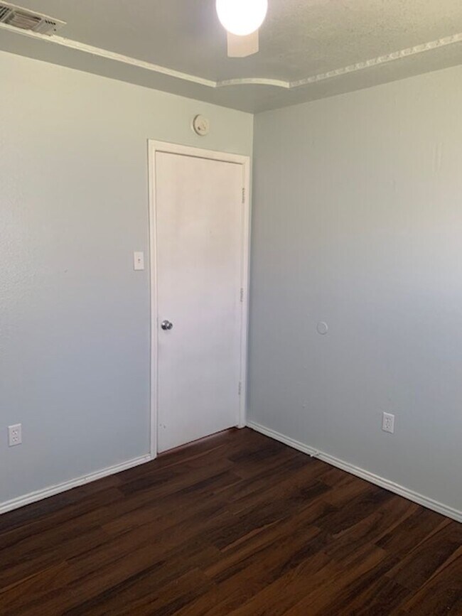 Foto del edificio - Big lot- Cute 2/1 duplex! Burleson