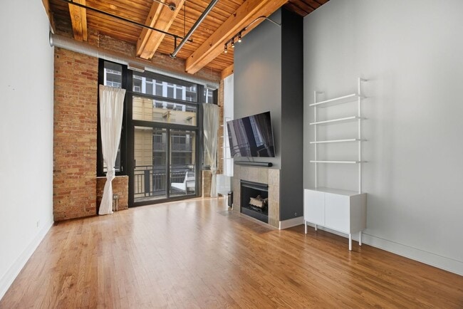 Building Photo - 525 W Superior St