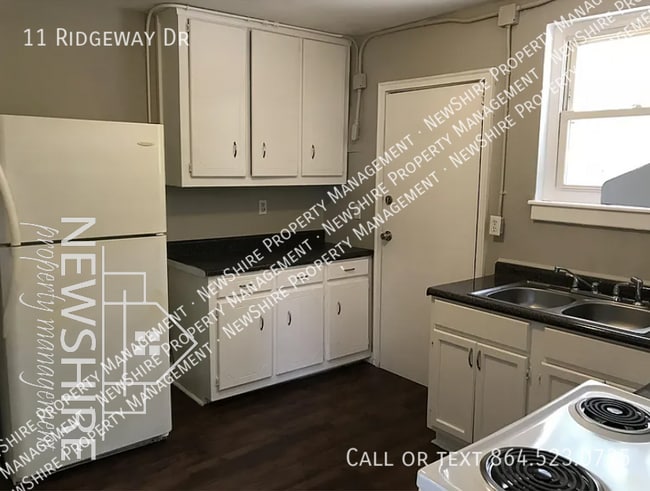 Building Photo - 11 Ridgeway Dr