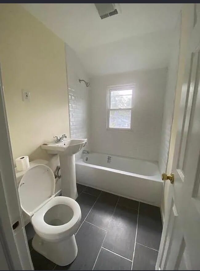 Foto del edificio - 244 Woodlawn Cir