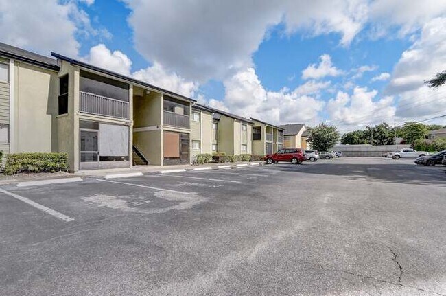 Foto del edificio - 904 Lake Destiny Rd