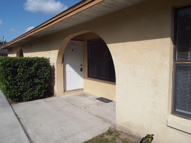Building Photo - Duplex in Poinciana