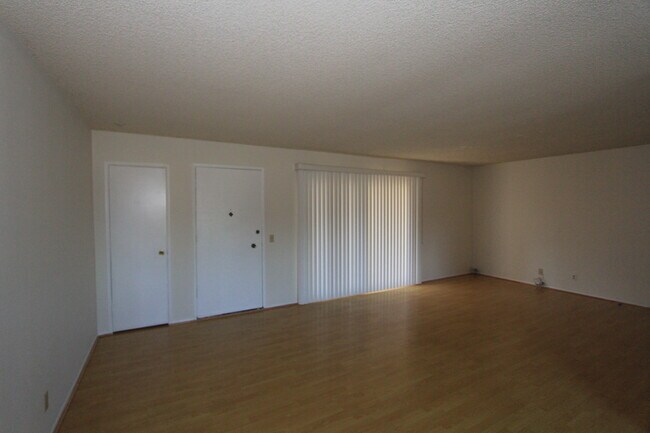 Building Photo - 3bedroom/ 2bathroom Condo with 2 garage parking