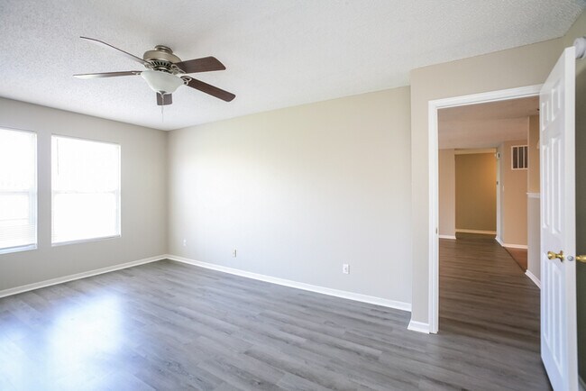 Building Photo - Lovely 3 Bedroom