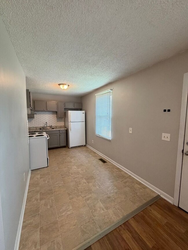 Building Photo - 212 Jay Dr