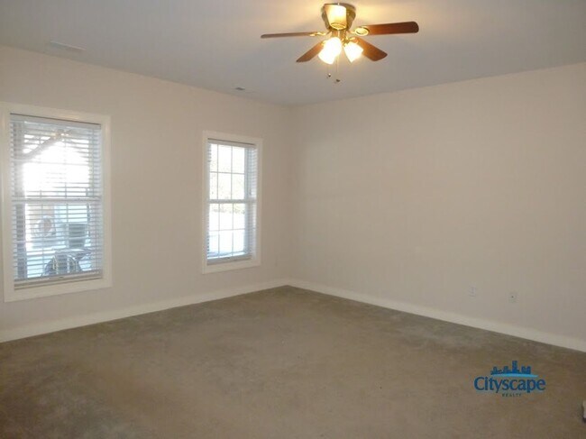 Foto del edificio - ALL UTILITIES INCLUDED - Spacious apartmen...