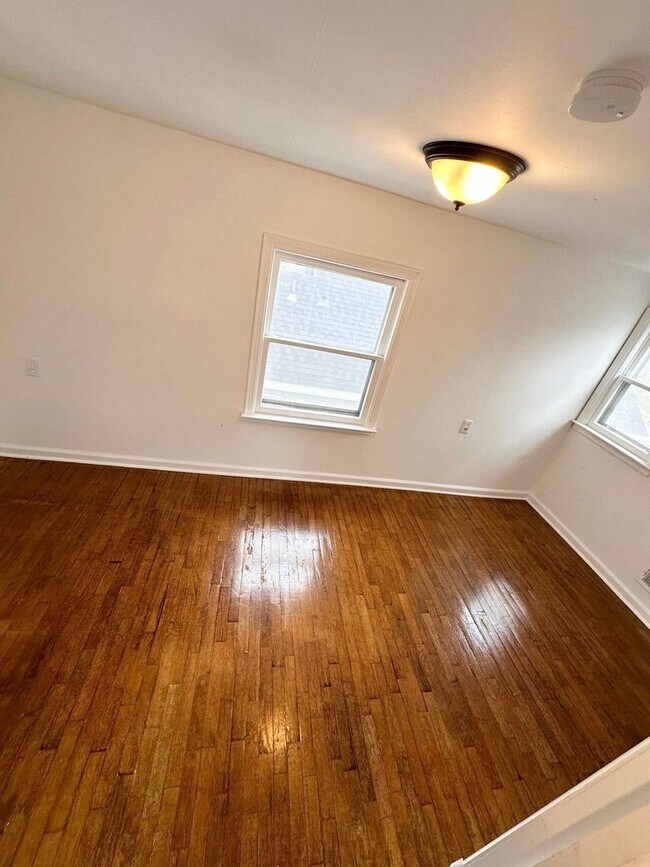 Building Photo - 4bedroom 1 bath accepting only housing vou...