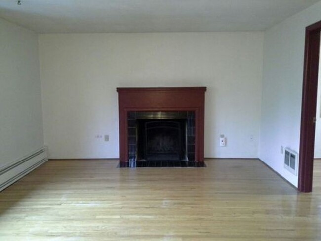 Building Photo - Charming 1 Bedroom/1 Bath Near Campus