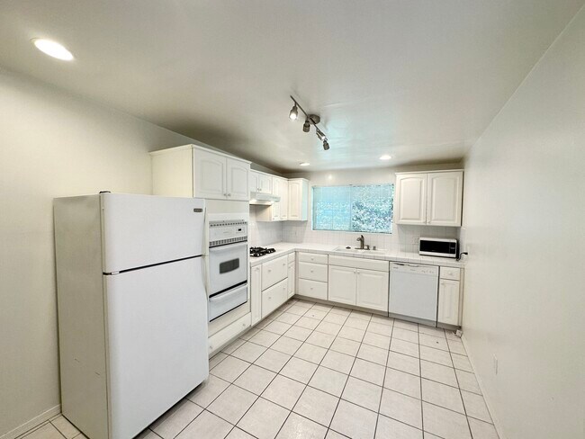 Cocina - Llena - 18808 Stagg St