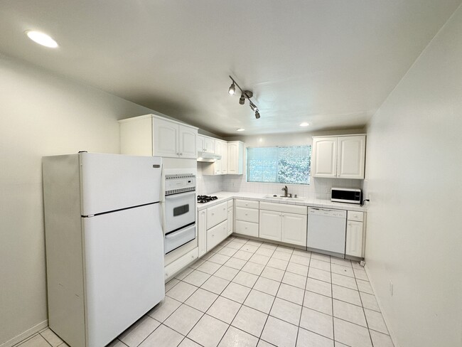 Kitchen - Full - 18808 Stagg St