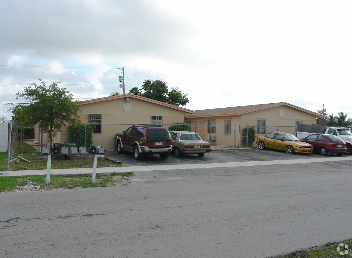 Foto del edificio - 2451 NW 13th Ct