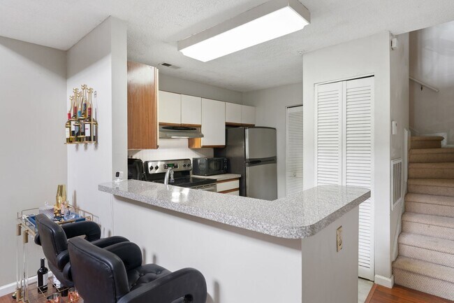 Foto del edificio - Light filled 1 BR/BA Condo with Loft!  Com...