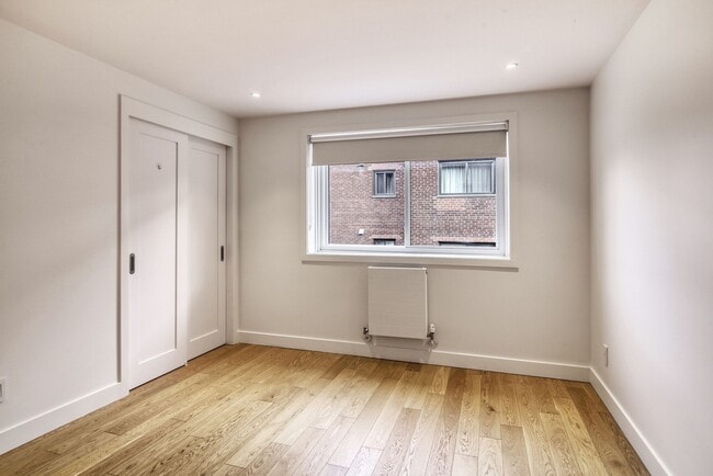 Building Photo - 4580 Chemin Queen Mary