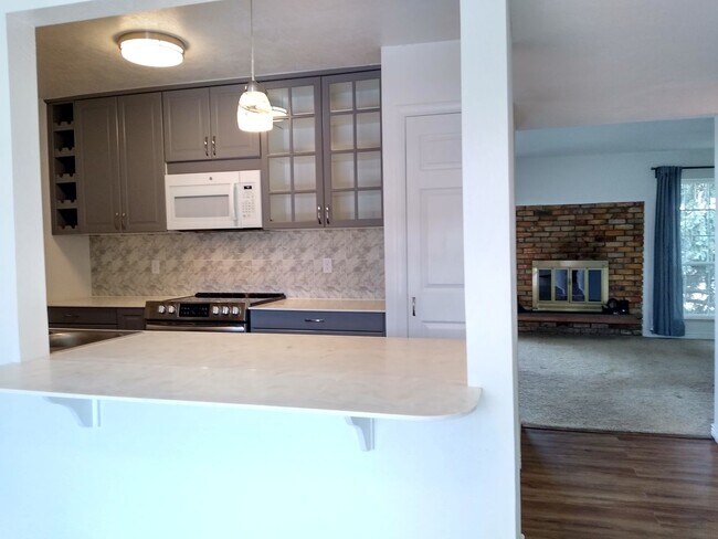Building Photo - Hamden South 2 Bedroom 1 1/2 Bath Condo, S...