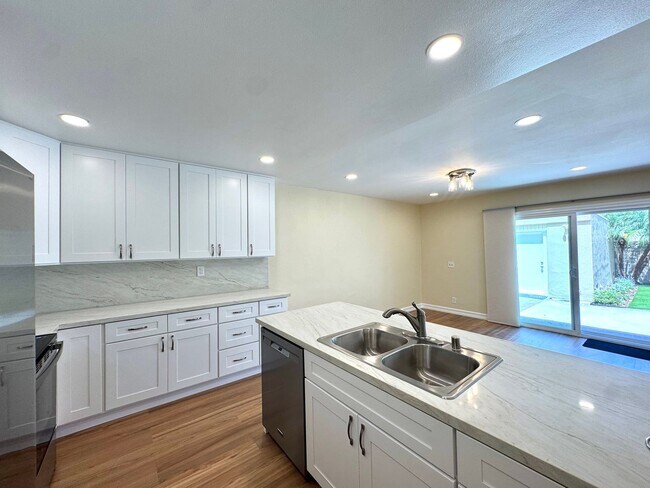 Foto del edificio - Beautifully Updated 3 Bedroom, 2 Bath with Private Yard