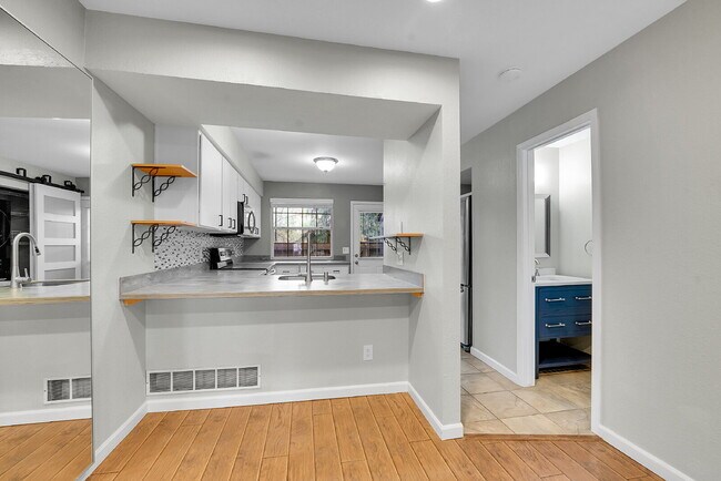 Foto del edificio - $2,295.95, 2-bed, 2.5 bath, located in Lakewood