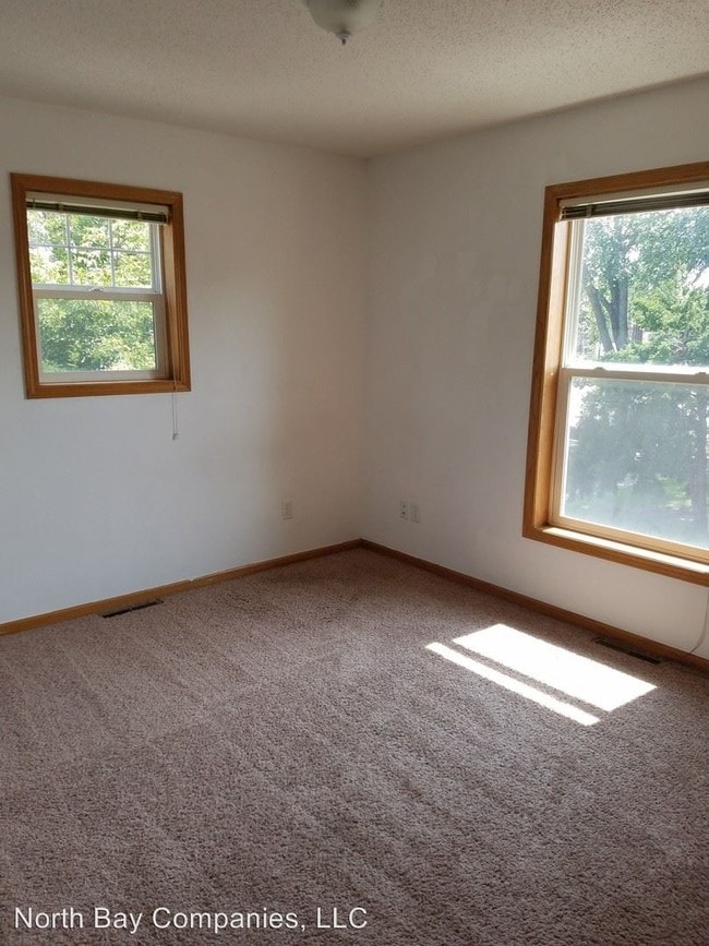 Building Photo - 4 br, 2.5 bath House - 1015 15th Ave SE