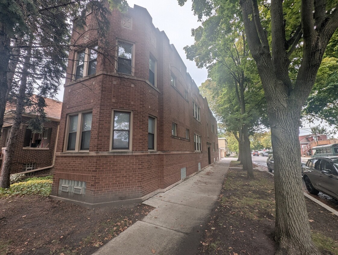 Foto principal - 5820 W Berteau Ave