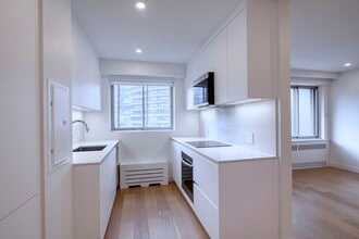 Building Photo - 3555 Chem. de la Côte-des-Neiges