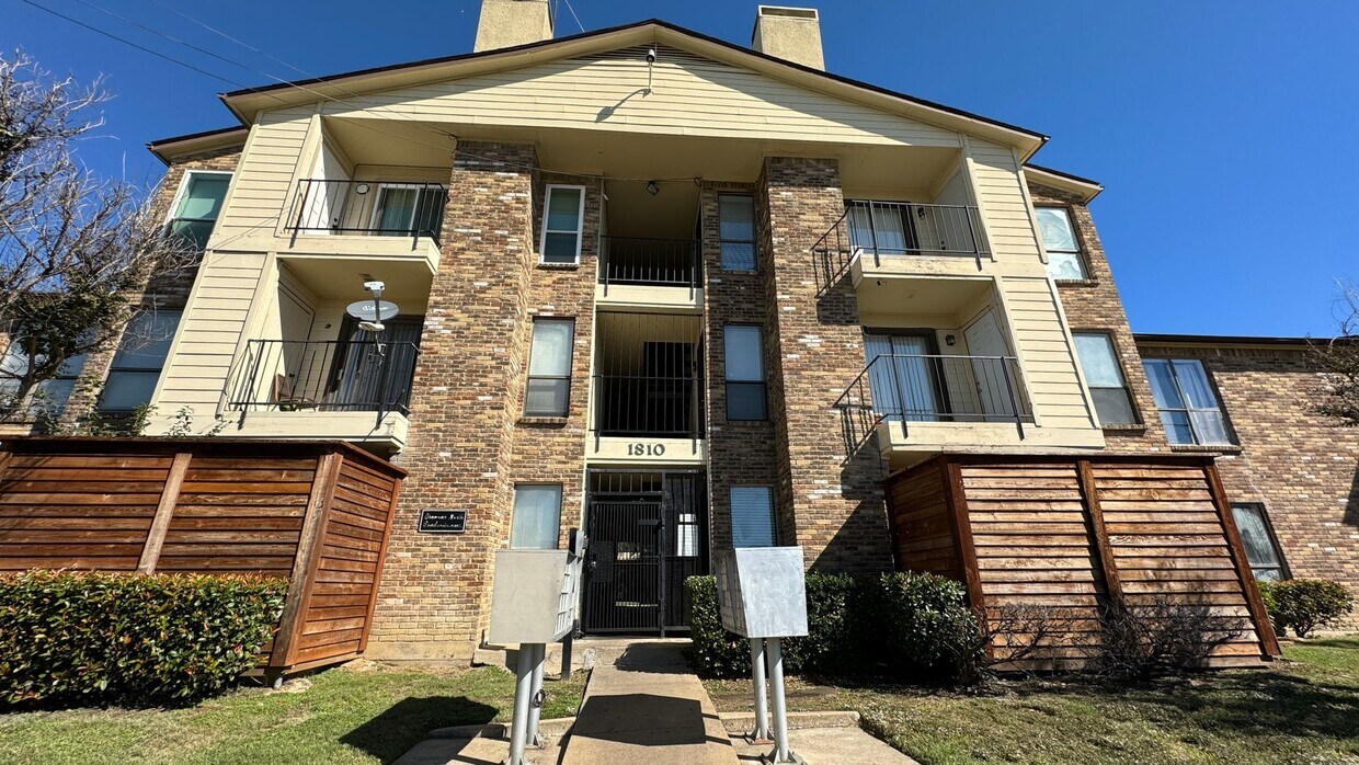 Foto principal - Renovated 2 bedroom condo ready for immedi...