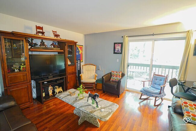 Foto del edificio - 565 Somerset Ln